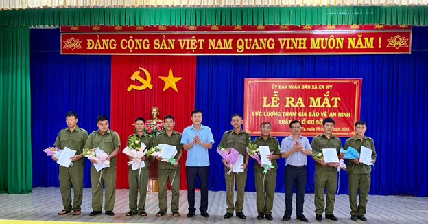 Xã Ea Wy tổ chức Lễ ra mắt lực lượng tham gia bảo vệ an ninh trật tự cơ sở